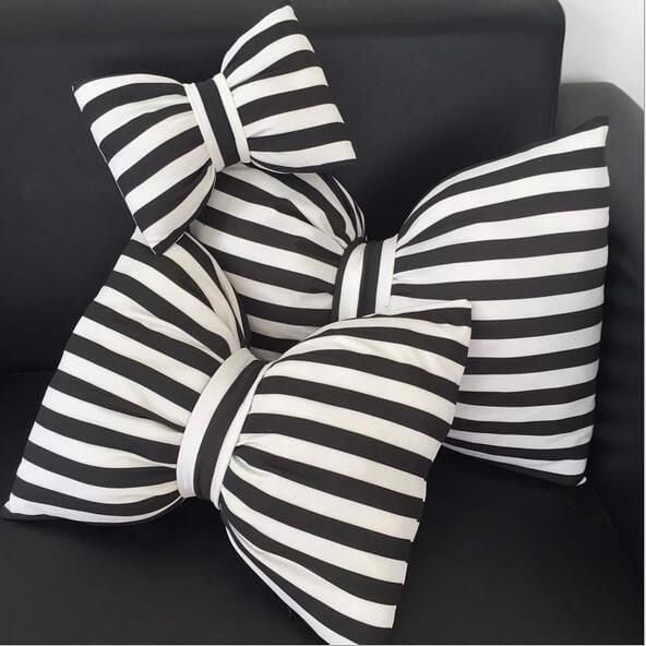 Bantal dekoratif motif garis hitam-putih