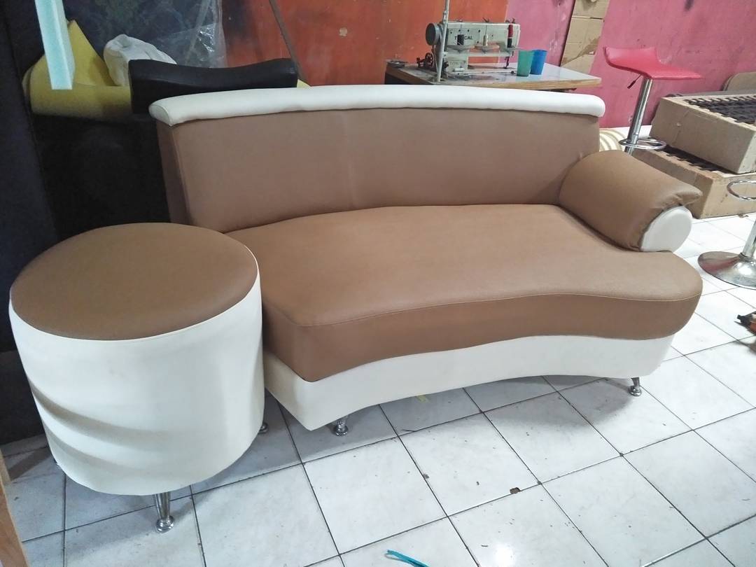 Sofa Custom Model Lengkung + Stool – Desain Modern
