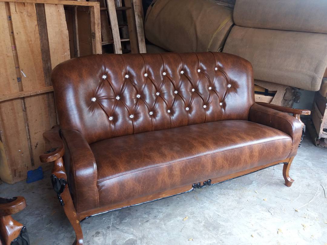 Service Sofa Model Chesterfield – Ganti Kain & Perapihan
