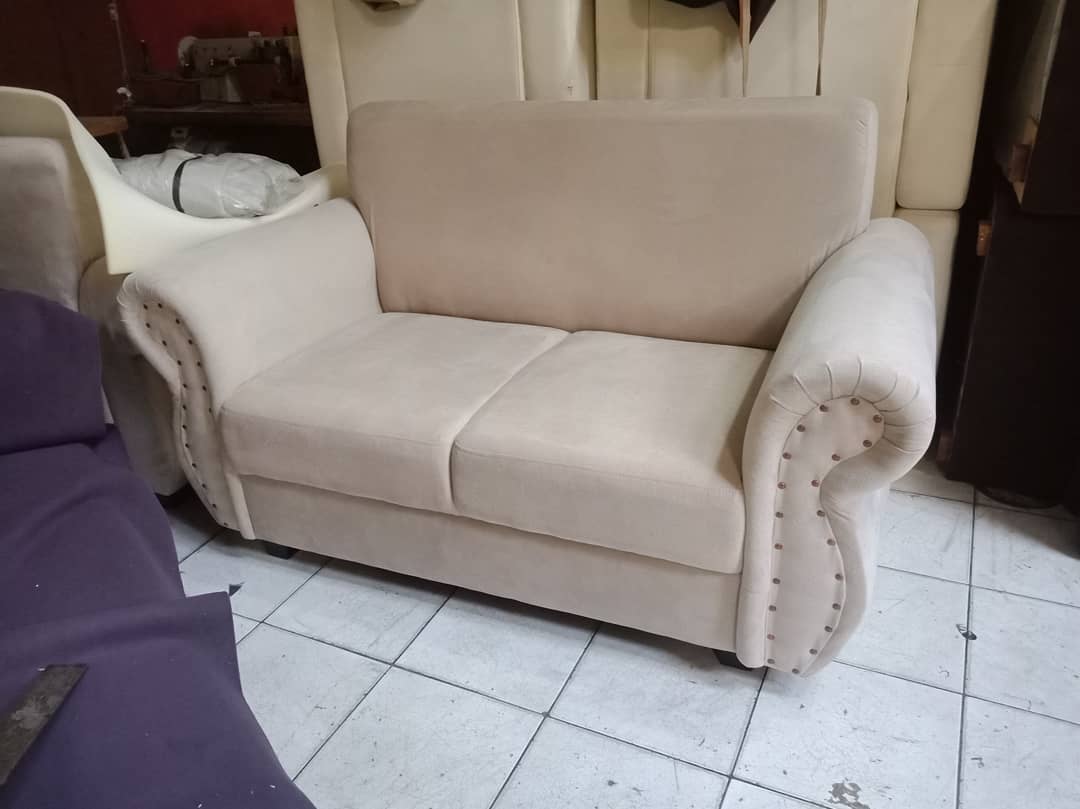 Sofa dua dudukan bergaya klasik